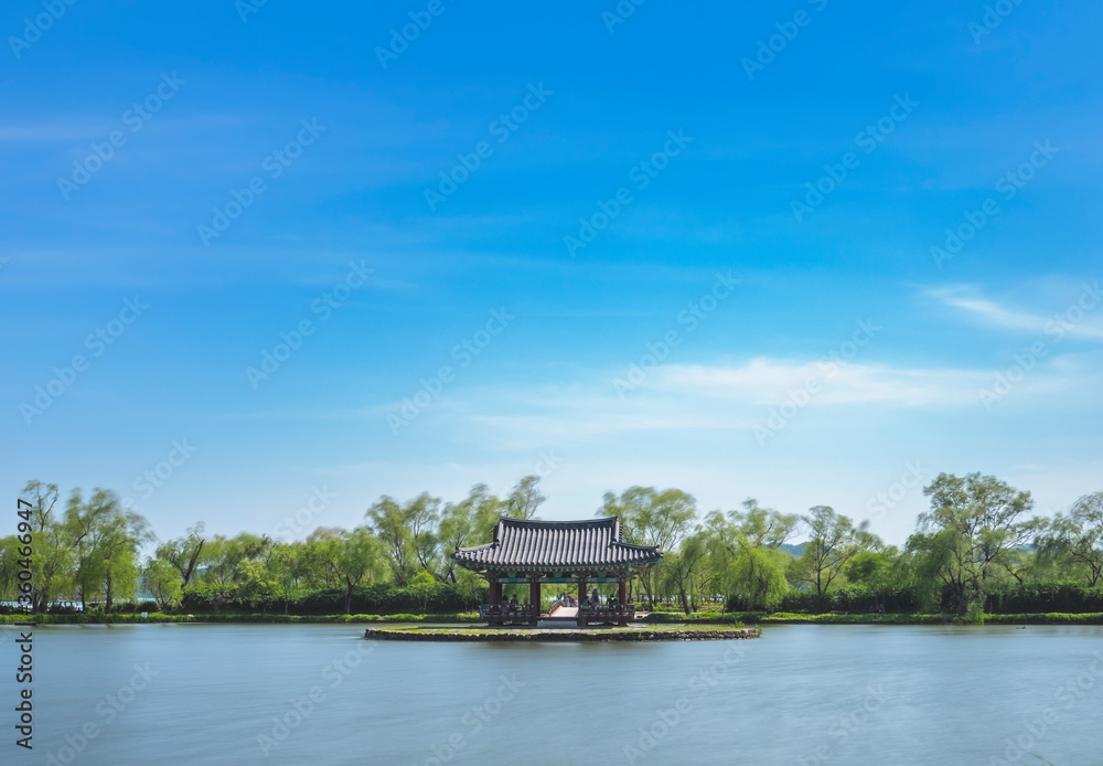 Obraz premium 숲속 물위에 있는 대한민국 전통가옥