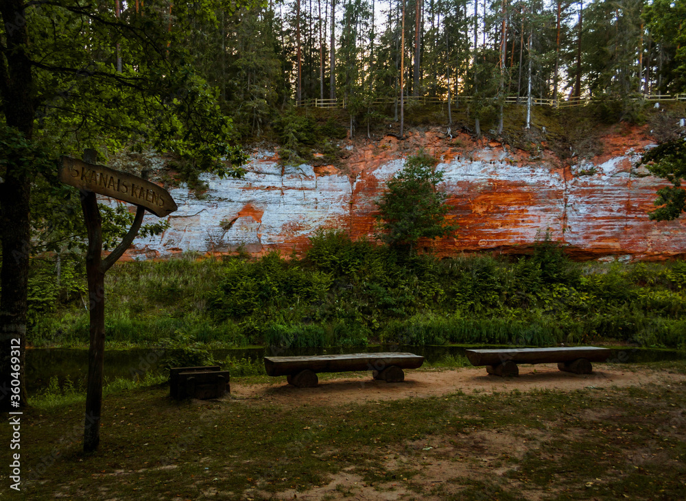 Obraz premium The Echo cliff and wooden benches near river Salaca in Mazsalaca nature park.