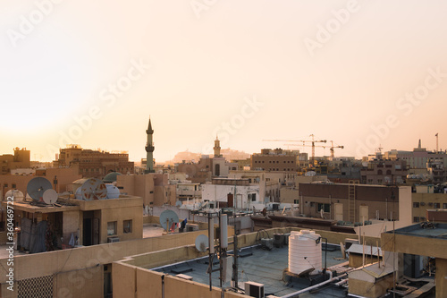 Foto Aerial view of old Dubai buildings, with dish antennas and cloths hung on the rooftops