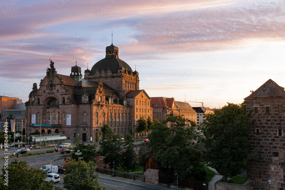 Staatsoper Nürnberg im Sonnenuntergang
