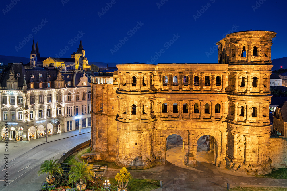 Fototapeta premium Porta Nigra in Trier zur blauen Stunde
