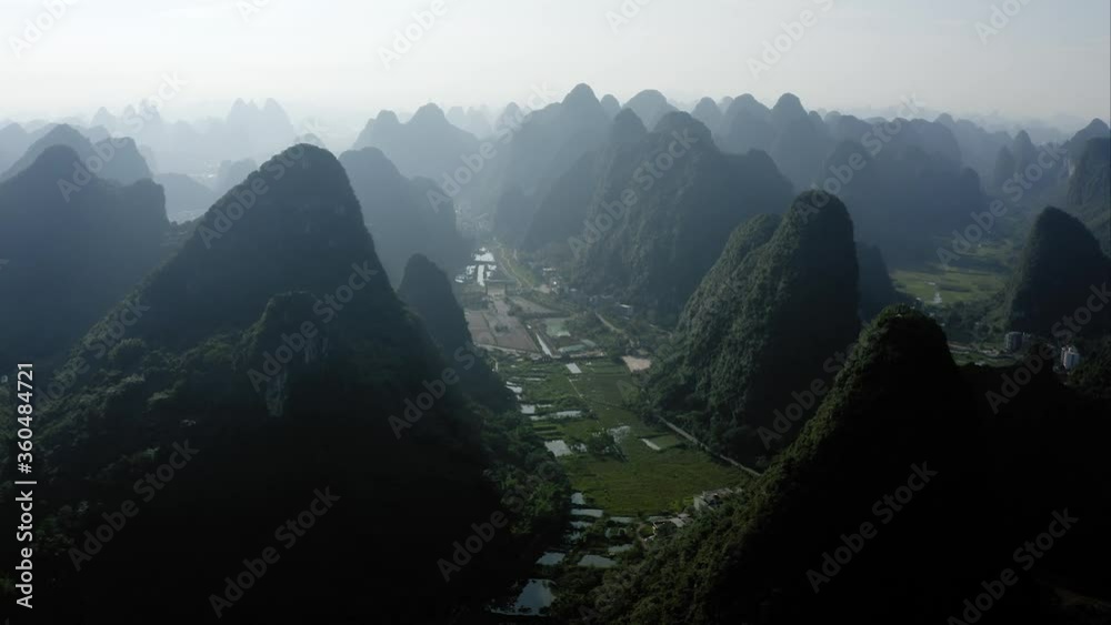 Vidéo Stock Yulong and Li River flooding in valley near Yangshuo China ...
