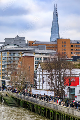 Φωτογραφία City skyline with the Shakespeare's Globe Theatre and the Shard on Thames river