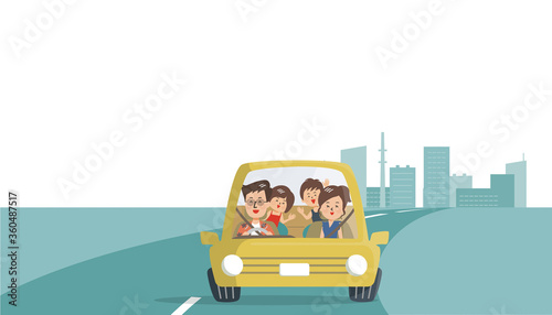 夏に街をドライブする4人家族