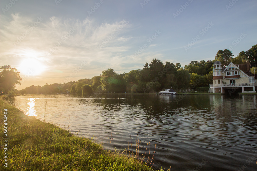 Obraz premium Thames on a Summer Evening