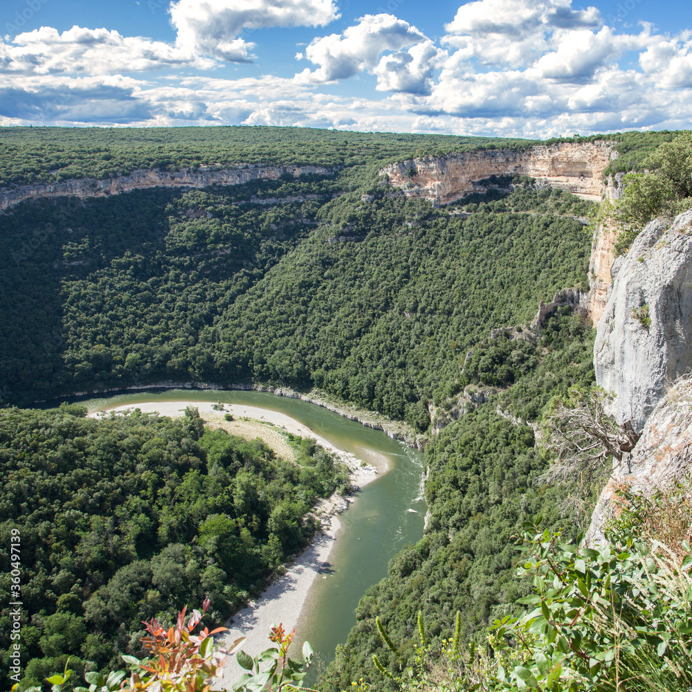 Au fond des gorges, la rivière Ardèche fait un méandre