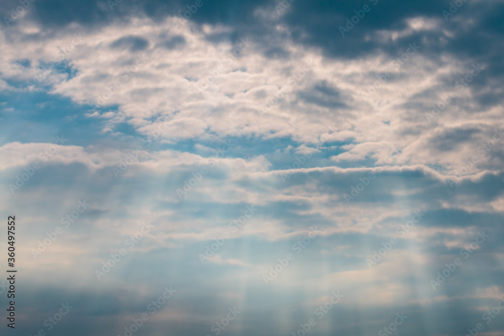 Fototapeta premium Sonnenstrahlen brechen durch Wolken