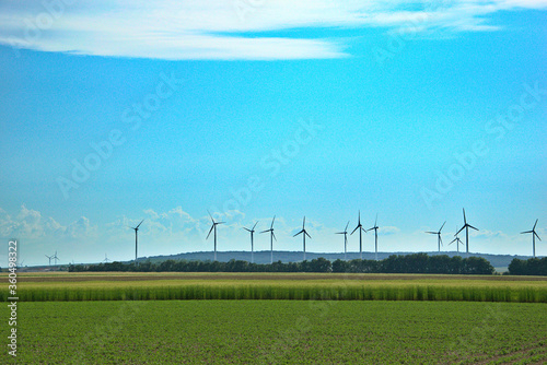Windkraftanlage / Windräder in der Ferne