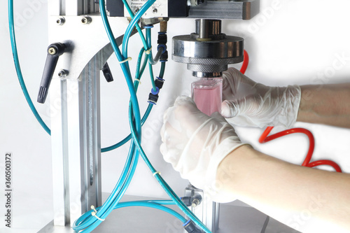 Tableau sur toile The perfume glass bottle sealer machine is used for closing the perfume cap