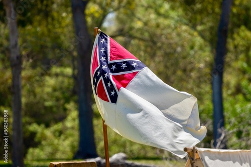 Φωτογραφία The confederate flag flying over a campsite at a American Civil war reenactment
