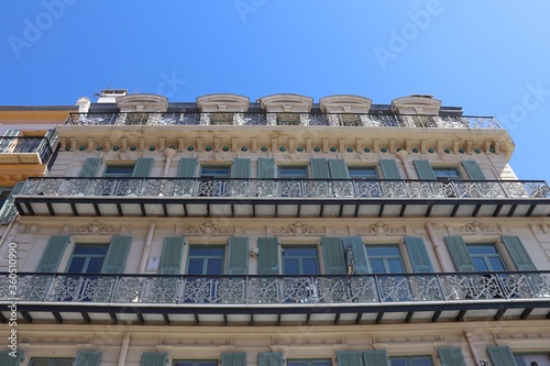 Façade d'un immeuble typique de Nice, ville de Nice, département des Alpes Maritimes, France