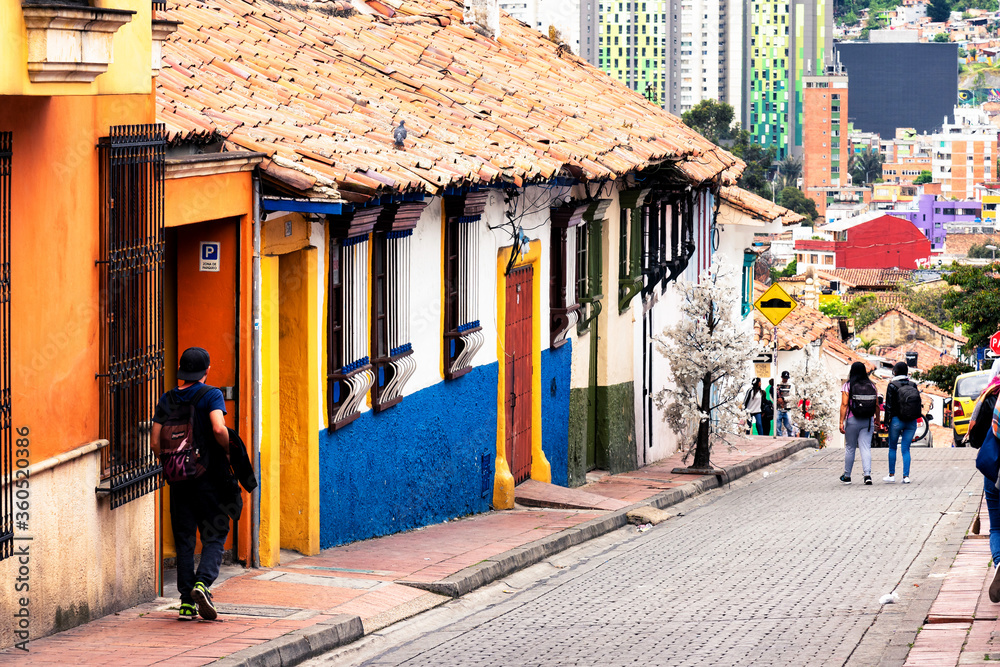Φωτογραφία BOGOTA, COLOMBIA - NOV 10, 2019: View of a charming lively colorful street in La Candelaria district in old part of Bogota, Colombia, South America
