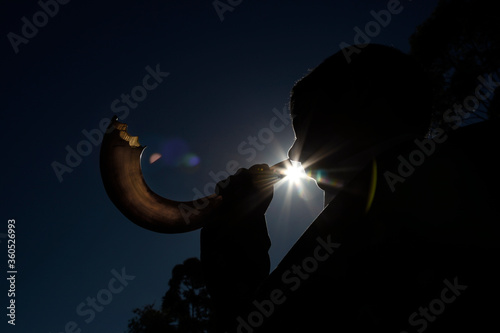 Tableau sur toile Man blowing Shofar, horn used as a musical instrument by Jews