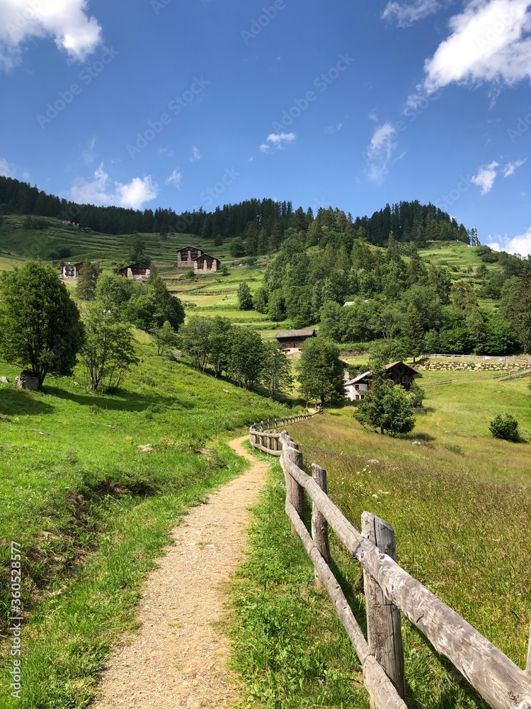 paesaggio di montagna sentiero baita Trentino Pejo Val di sole 