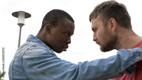Aggression between a black guy and a man of European appearance. BLM.