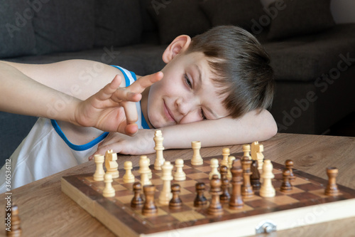 Obraz na płótnie A fun game with children in chess w salonie
