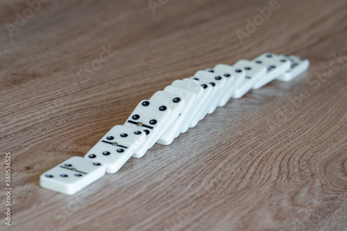 Obraz na płótnie Dominoes are randomly scattered on the table w salonie