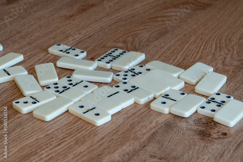 Obraz na płótnie Dominoes are randomly scattered on the table w salonie