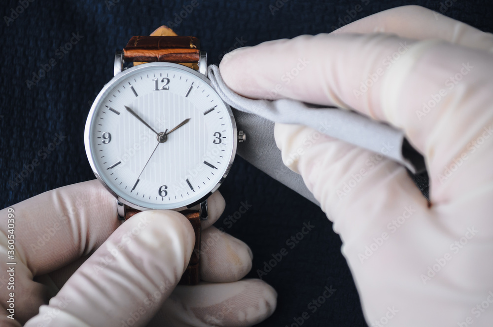 Ταπετσαρία The watchmaker polishes the watch. Watch workshop
