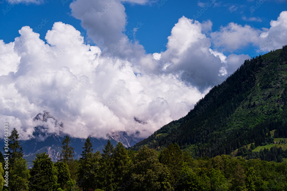 Obraz premium Berggipfel mit Wolken