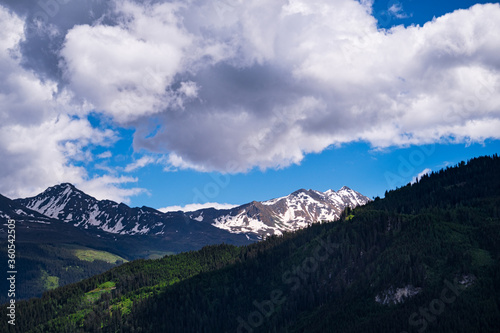 Berggipfel mit Wolken