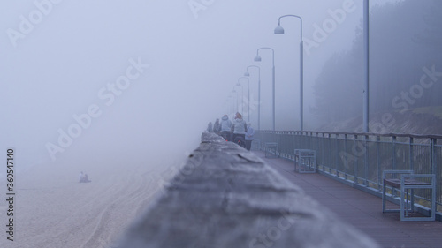 Nadmorska promenada w mglisty dzień - Mielno