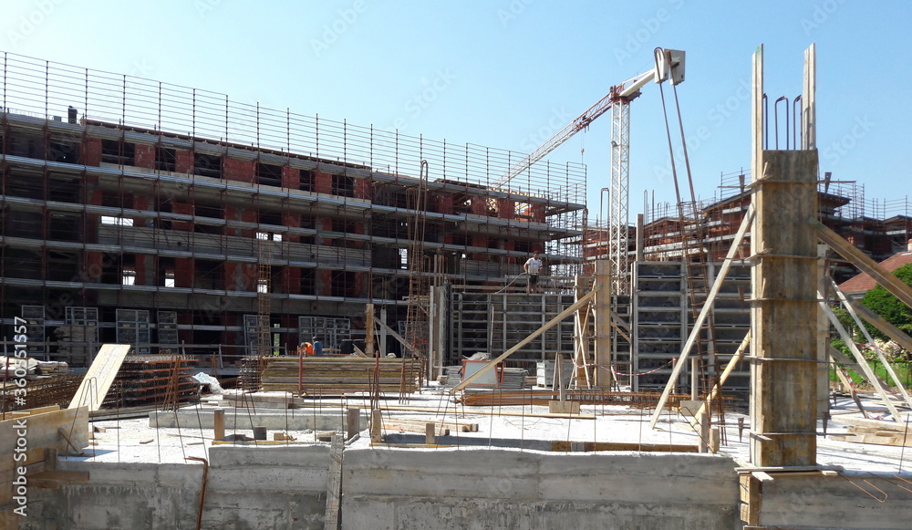 Lavori in corso nel cantiere edile in estate - business Lavori in corso nel cantiere edile in estate - business