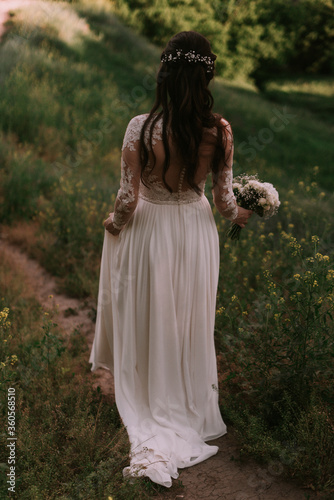 Bride walking through the park © Юлия Батаева