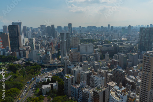 Vista a  rea de la ciudad de Tokio en d  a soleado sobre edificios