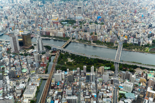 Vista aérea de la ciudad de Tokio en día nublado sobre edificios