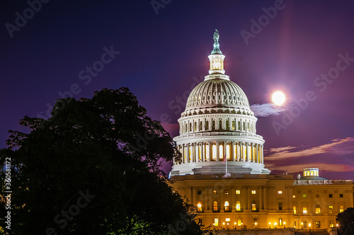 Foto Full moon and clouds stand in sky behind marble dome of United States capitol bu