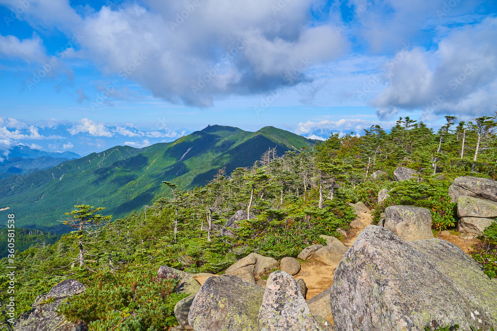 山梨(長野)の前国師岳から西側の金峰山、朝日岳、鉄山方面を見る