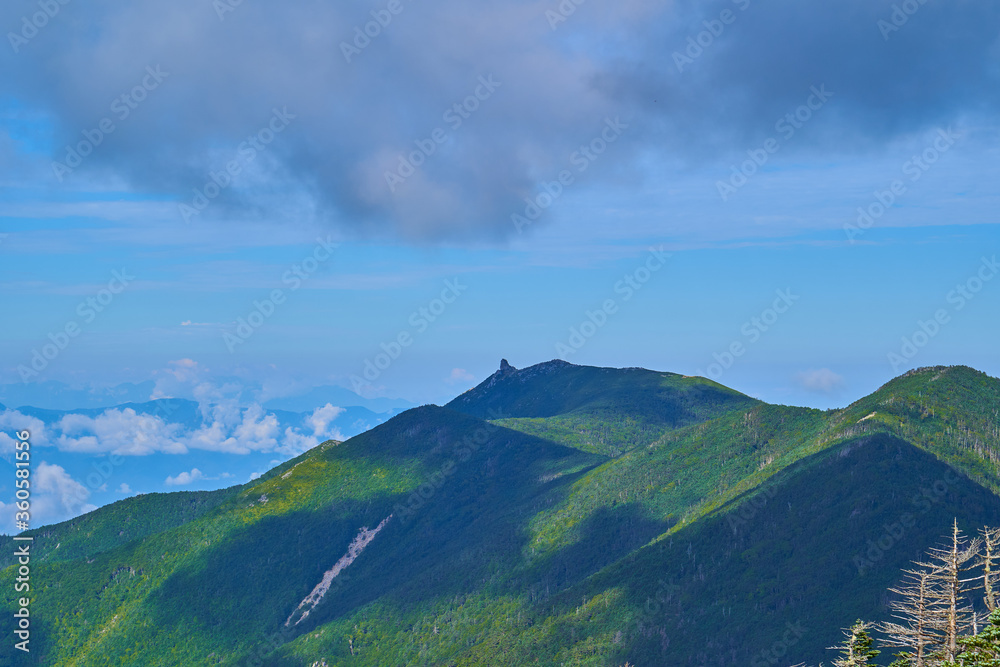 山梨(長野)の前国師岳から西側の金峰山、朝日岳、鉄山方面を見る