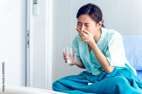 Asian female patients feel depressed Stay in bed waiting to be treated at the hospital