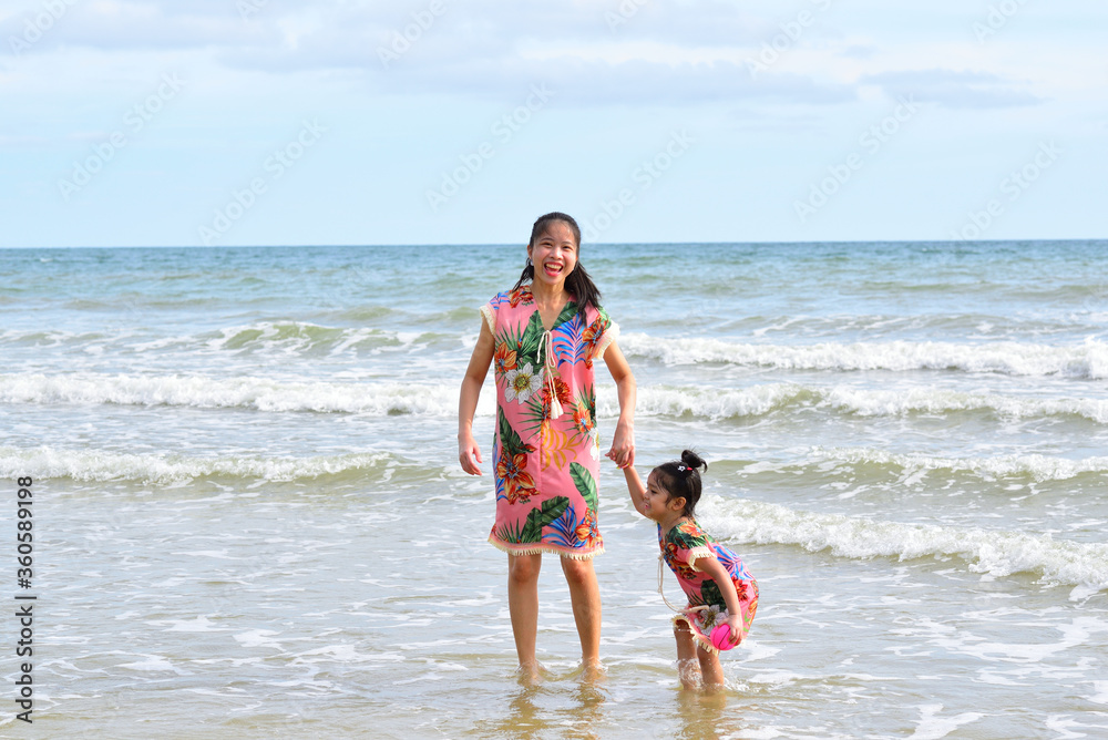 Naklejka premium Little Girl at The Sea