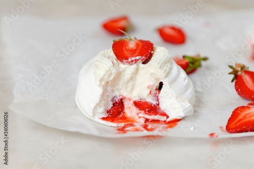 Pavlova mimi cake with berries