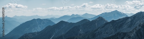 Gebirgskette Panorama mit Dunst in den Bergen