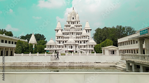 Obraz na plátně Indian white temple || blue sky temple || Hindu religion ||