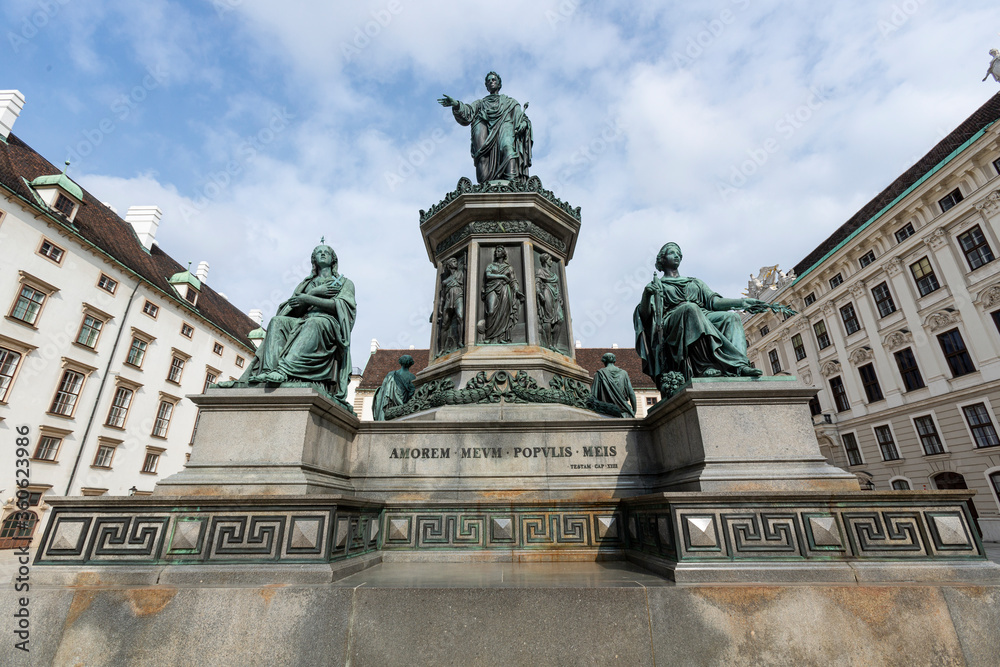 Statue nel cortile del Palazzo di Hofburg a Vienna, Austria, Europa