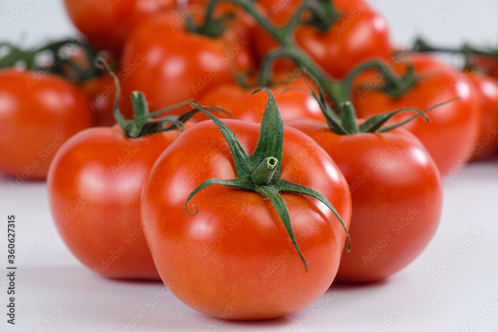 Frische Rote Tomaten auf einem natürlichen hellen / weißen Hintergrund (Nahaufnahme) Frische Rote Tomaten auf einem natürlichen hellen / weißen Hintergrund (Nahaufnahme)