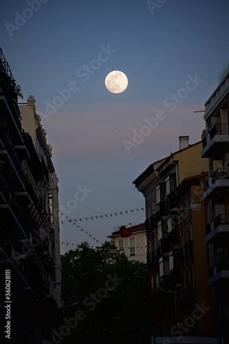 Superluna luciendo en el barrio de La Latina