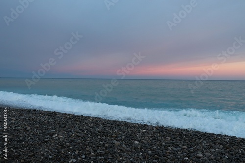 Coucher de soleil sur la mer méditerranée vu depuis la plage de Nice, ville de Nice, Département des Alpes Maritimes, France