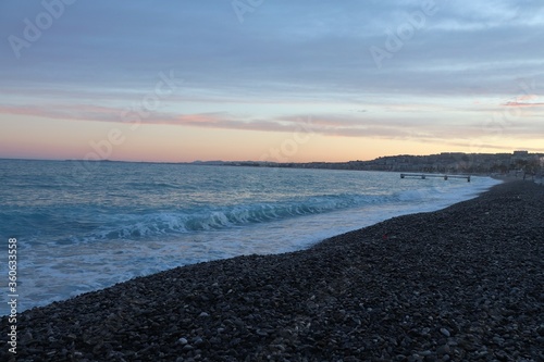 Coucher de soleil sur la mer méditerranée vu depuis la plage de Nice, ville de Nice, Département des Alpes Maritimes, France