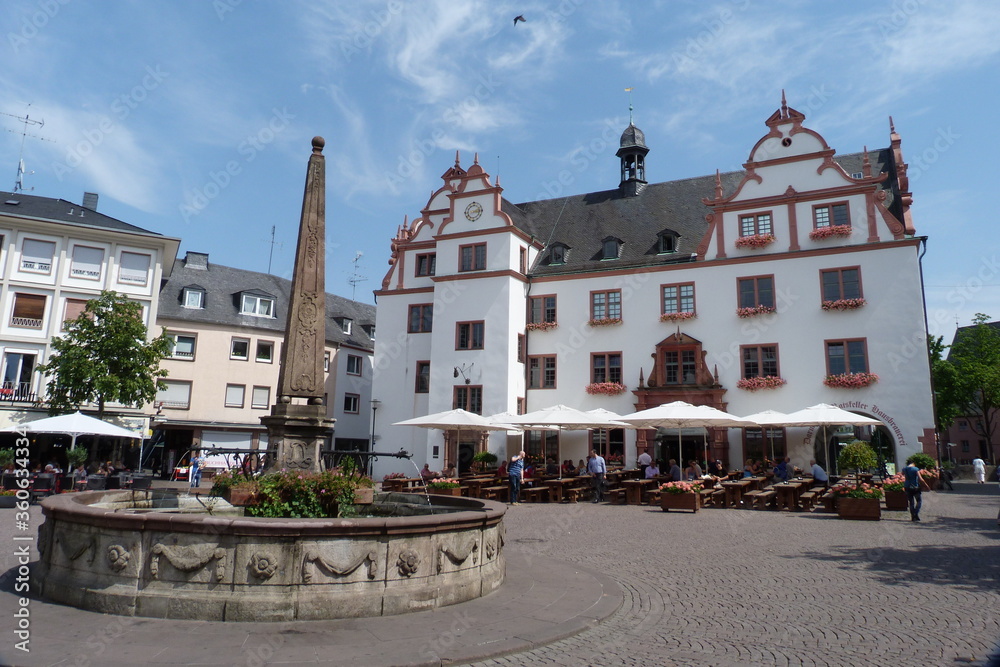 Marktplatz am Schloss in Darmstadt mit Marktbrunnen und Rathaus