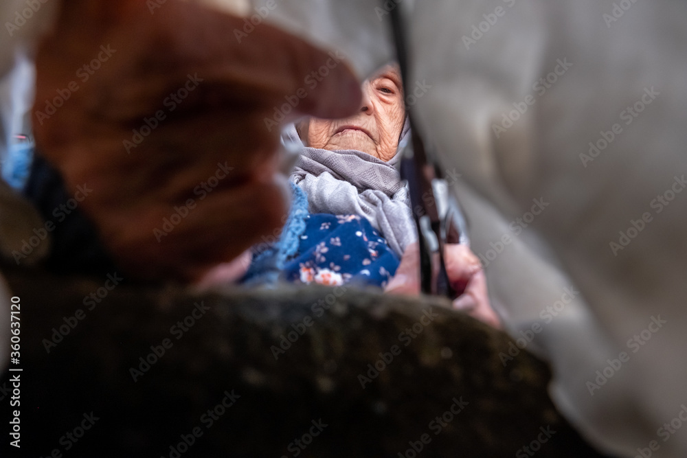 Obraz premium Muslim woman cutting piece of cloth with scissor