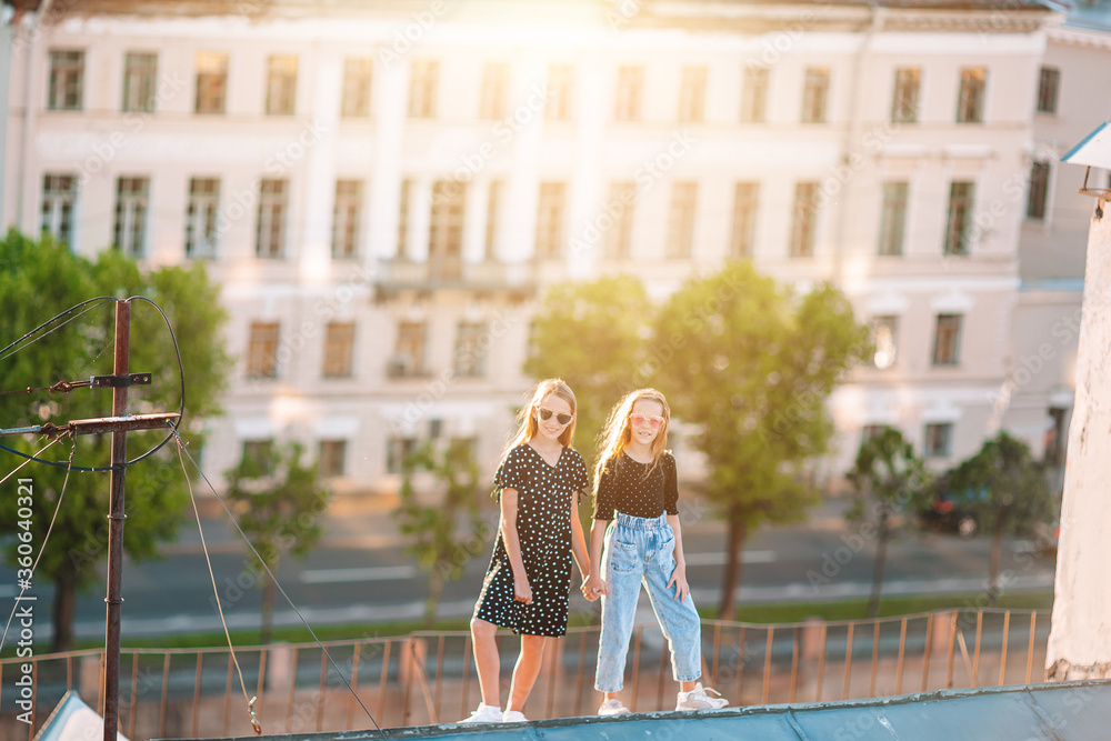 Φωτογραφία Cute girlson rooftop enjoying with view of beautiful sunset in Sankt Petersburg