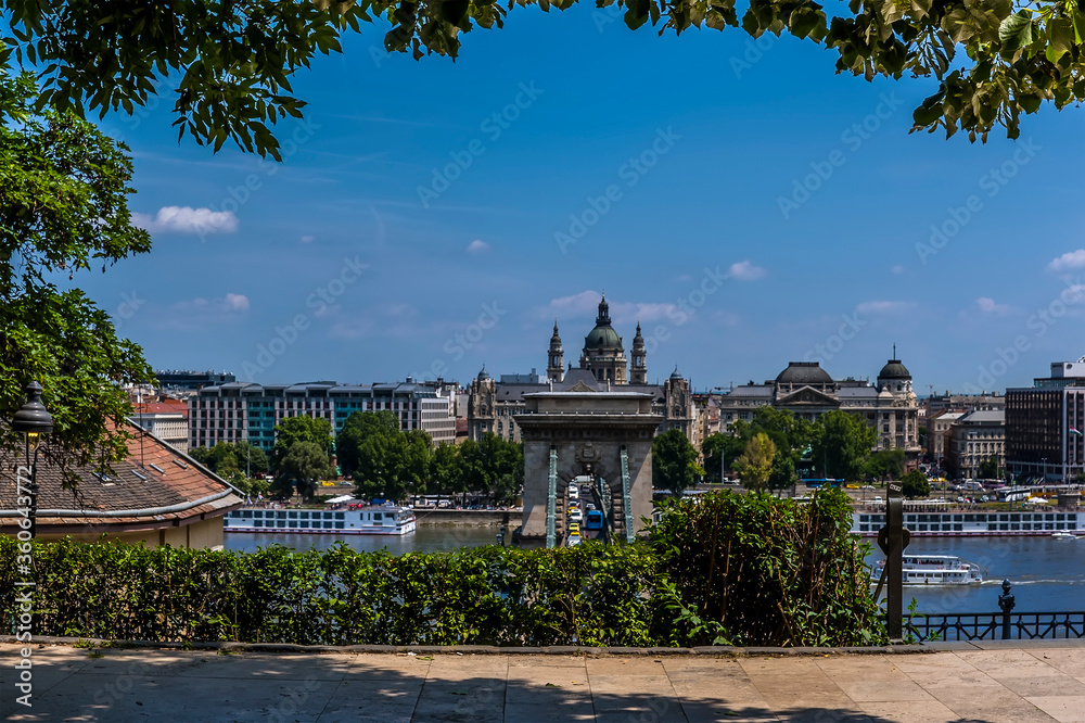Obraz premium A view across the River Danube and the Chain Bridge in Budapest in summertime