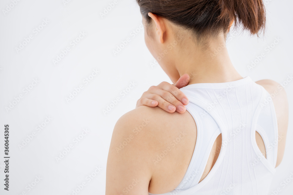 肩を触る女性
肩を触る女性
