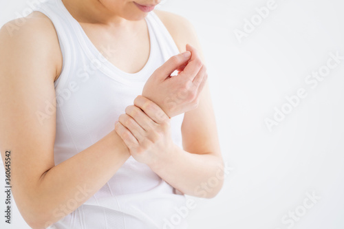 Wallpaper Mural 手首を触る女性
 Torontodigital.ca