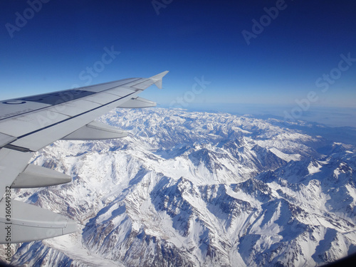 alas de avion en el aire fondo de montaña